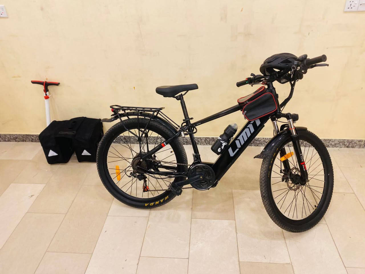 للبيع: دراجة كهربائية KTM 🚲⚡
الحجم: 28 إنش
السرعة القصوى: 20 كم/س
المساعد: بايدر (Bafang)
بطارية قابلة للشحن
فرامل قرصية قوية
تصميم جبلي متين وعصري
ملاحظة: الدراجة بحالة ممتازة وجاهزة للاستخدام مباشرة.
💰 السعر  700.000 ألف قابل للتفاوض للجادين فقط
📞 للتواصل: [***********]

ملاحظة مستخدمة اسبوع فقط
