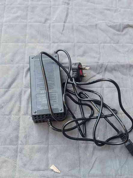 سلام عليكم من رخصت ابو لكروب دراجه شحن لبيع ماصارله هواي من شتريته سعر خاص مكاني بغداد بوب شام رقم ***********
