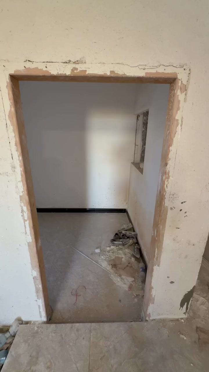 شقة للإيجار بمساحة 150 متراً، تحتوي على 4 غرف ومطبخ وهول ومخزن صغير، كما تحتوي على حمام (مرافق) أيضاً داخل الغرفة.
العنوان: البصرة - المعقل - قرب نادي الميناء.
للتواصل: ***********
