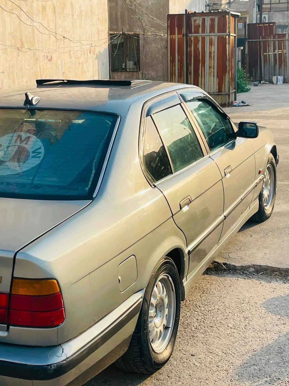 سلام عليكم بي ام حجم 535مويل 1991 مكينه وكير مابيه خرسه باتري جديد طخم تايات جديد باتري جديد تبريد شغال سنويه جديده 2031  تنتهي كربون بانزين بيه بسمي اني لشرعي رقم انكليزي نينوى مصبوغه جماليه للاستفسار/***********/***********
