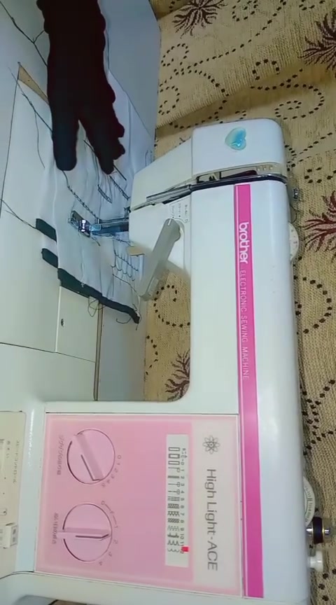مكينه اصلي استخدام قليل    
ياباني اصلي شرط العمل وظمان اي خلل مابيها اظمنها الك تخيط مستقيم  وزكزاك وتقريب ١٥ نقشه وبيها مواصفات راقيه  فخر الصناعه اليابانيه  والي يريد فديو يتواصل وياي سعرها ٣٠٠ وبيها مجال مكان ناصريه مركز 
***********
