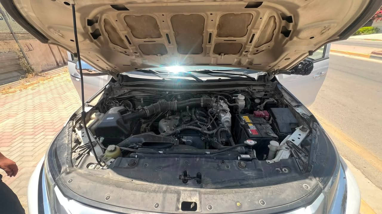 #للبيع | ميتسوبيشي L200 موديل 2019 (بيك آب دبل قمارة)
السلام عليكم.. سيارة بيك آب ميتسوبيشي L200 موديل 2019 ممتازة وجاهزة للاستخدام (رقم بغداد - حمل)، معروضة للبيع بالمواصفات والتفاصيل التالية:
المواصفات والحالة:
 الموديل: 2019
 المحرك: محرك بنزين بحالة ممتازة ونظيف جداً (كما موضح بصور المحرك).
 العداد (المسافة المقطوعة): 124 ألف كم فقط.
 الناقل (الكير): مجفت حديثاً وجاهز (بحالة ممتازة).
 الداخلية: نظيفة جداً والكوشات مخمل بحالة الوكالة مع تبريد شغال وممتاز.
 الحادث: مكفولة من الحادث والصبغ (السيارة نظيفة جداً وبدن متناسق).
الملاحظات (للأمانة والشفافية):
1. توجد طعجة بسيطة في الجاملغ الأيمن (موضحة بالصور).
2. كفر مرآة السائق مكسور ويحتاج تبديل فقط.
السعر المطلوب: 150 ورقة (15,000$ دولار أمريكي).
السيارة متواجدة في بغداد، للمزيد من التفاصيل أو المعاينة يرجى التواصل عبر الرسائل أو الاتصال على الرقم: ***********
