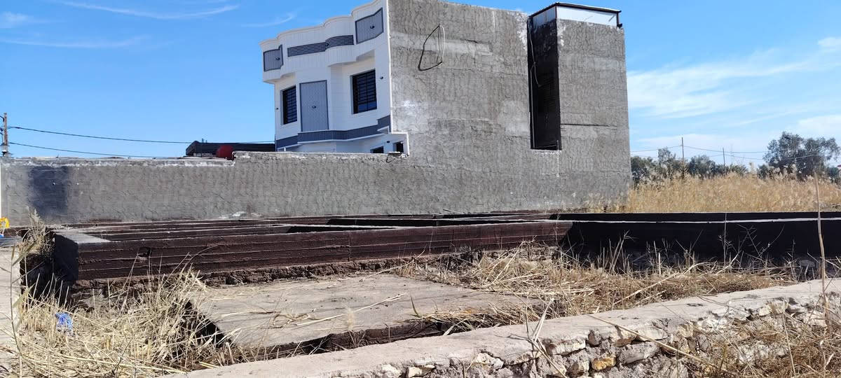 سلام عليكم قطعه عل شارع العام  للبيع مجمع العارضيات خدامات كامله ماء كهرباء مجاري تبليط المساحه 335 اساس ورباط وزفت كامل للاستفسار الاتصال على الرقم ***********
