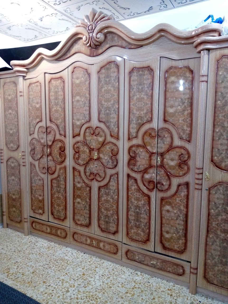 غرفة نوم للبيع ٥ قطع 
للاستفسار ***********
