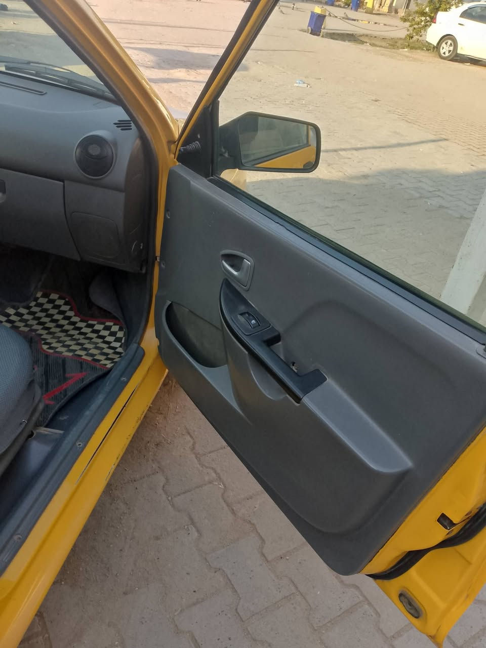 للبيع مديل ١٥شىرط التحويل مصفره هيه وغرامات تاخذ صافي سياره ماعيزه الف متصرف عليهه تراي وين ميعجب 
شواصي تخم تاير باتري مشط بور كله شغال مكينه وكير وحداديه زينه راعيه يريد مداور اوجهك ويه المالك كبل 
السعر ٣٣ وبيهه مجال قليل رقم بغداد سنويه وهزه جديده 
مكان السياره نجف الاستفسار ***********
