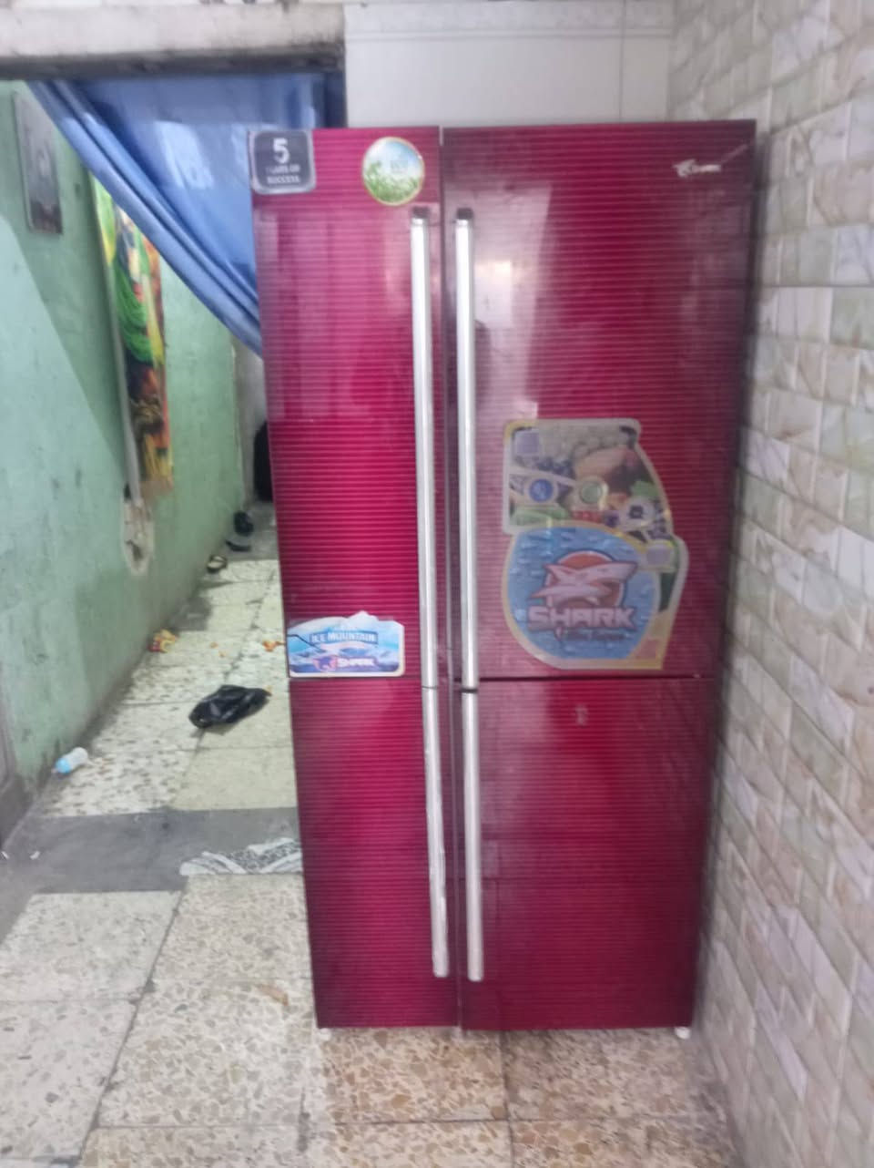 ثلاجه حديثه للبيع فريزر مجمده ثلاجه شغاله بس مشحونه غاز جديد نظافه 90 السعر 300 العنون الشراي يتصل على الرقم والمو شراي لا يدق ***********
