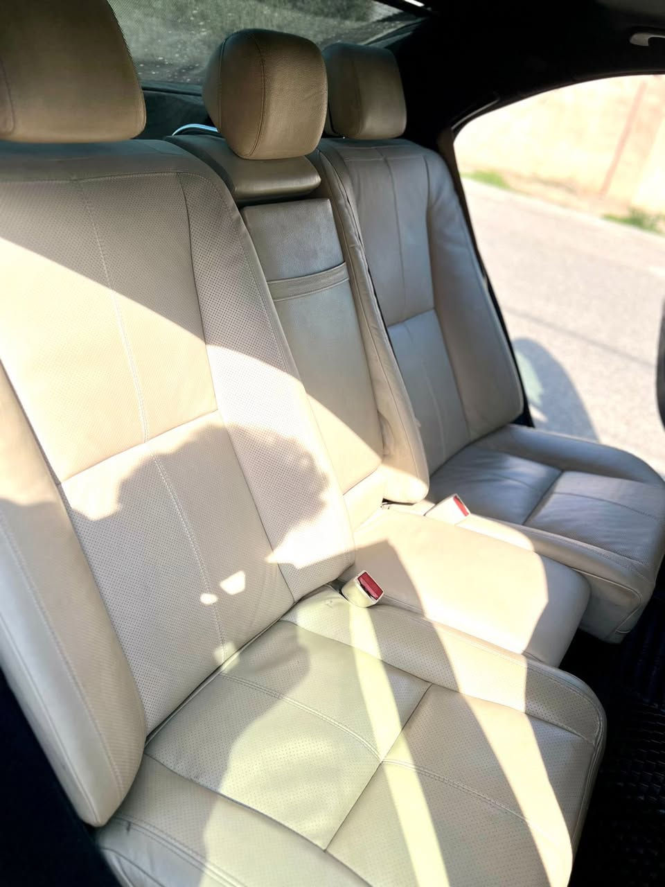 السلام عليكم 
مارسدس350sموديل 2009 
خليجيه 
ابواب شفط سلايد تبريد امامي 
خلفي منفصل 
خمس بردات جوبلسات 
ناضور ليلي 
جنطه شفط كهربائيه
معروفه بقيه المواصفات 
صدر امامي خلفي جديد 
كير مكينة شاصي لغود مكفولات 
تخم تايرات ودسكات جددد 
سنوية جديدة باسمي تحويل مباشر 
السياره بيها صبغ كلير بنيد وهلال جاملغ الخلفي فقط بدون معجون
السعر 210 وبيها مجال بسيط مكان السياره الانبار الرمادي للاستفسار الاتصال على الرقم ***********
