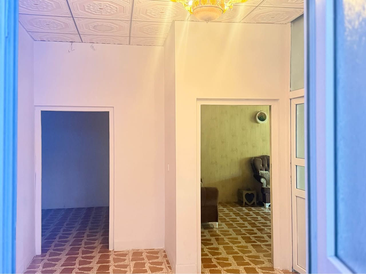 دار للبيع 240م واجهة ١٢، طول٢٠ طابقين 
داخل بيت ٢غرف نوم .اغرف استقبال ١كليدور، ١هول استقبال.مطبخ مساحه كبير، هول ويا صحيات بيها حوش خارجي 
كراج سياره حديقه 
أما فوق 
١غرف نوم ١هول صحيات
*********** كركوك, العراق
