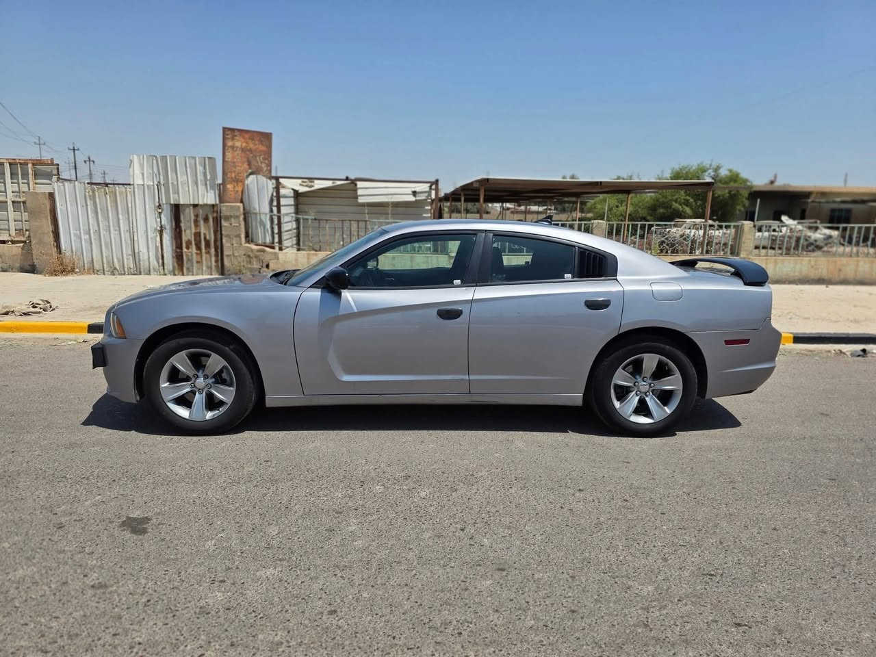 السلام عليكم
للبيع او مراوس ب ادوات 
چارجر وارد امريكي Sxt 2013 رقم بغداد

بيها 3 قطع
بيها بنيد مبدل فقط بدون دواخل 
وبيها جاملغين خلفيات بدون دواخل واحد من الجاملوغات مبدل القبق مالته 
وقبق الجنطه بلادي سليم
وسياره بيها مكينه تنقص 
السعر 130 وبيها مجال للطيبين 
صلاح الدين - بلد 
***********
