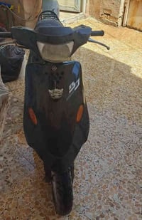 للبيع دراجه يوماها أوراق مفتوحة مره وحده  السعر 300 وبيها مجال 0770558...