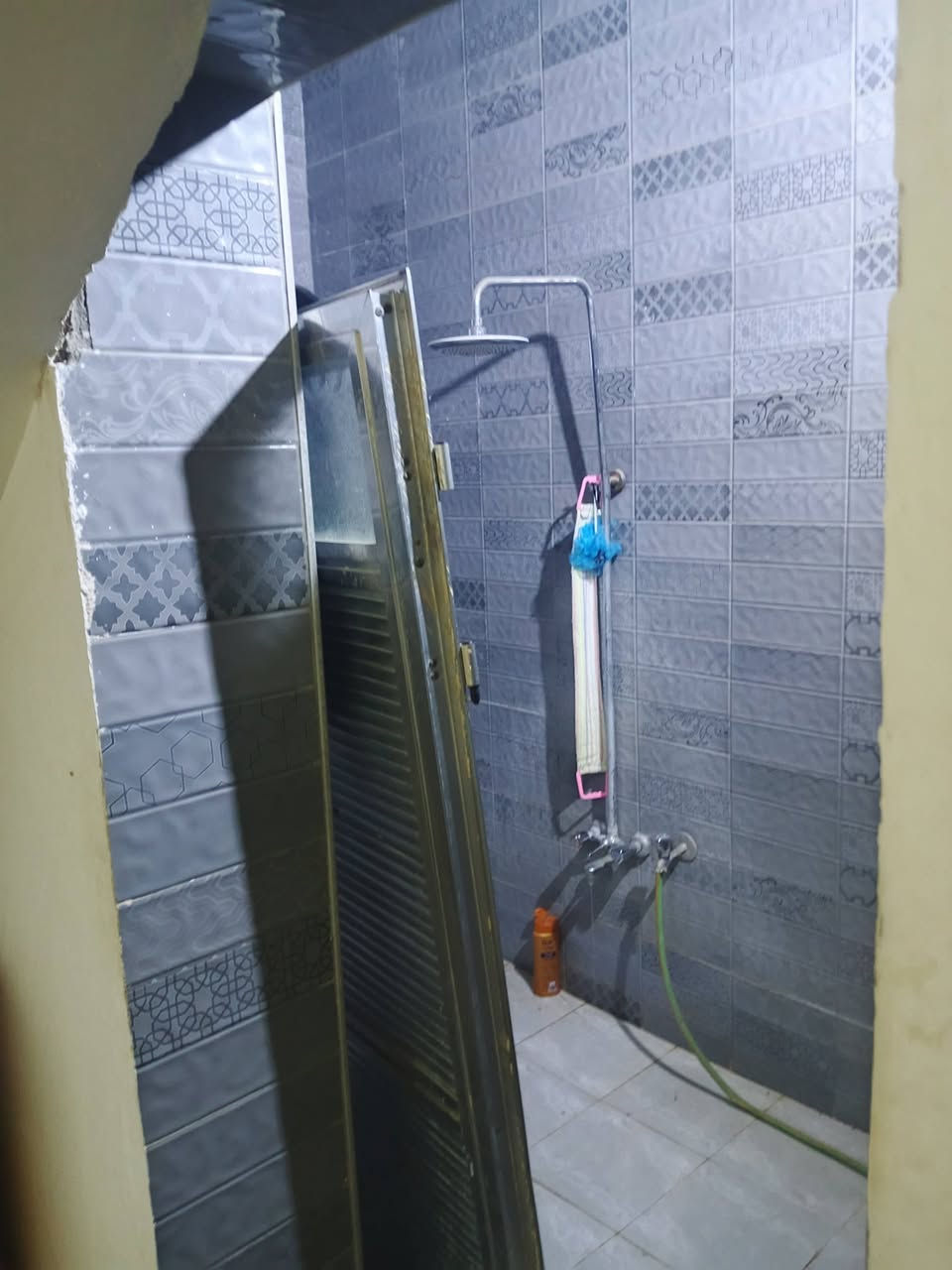 سلام عليكم بيت في مدينت الثوره وره بانزيخانت الحله طابو صرف ثالث البيت على الشارع البيت طابقين الطابق الاول يحتوي على غرفتين نوم وصاله ومطبخ وهول وصحيات داخليه وخارجيه والطابق الثاني بيه غرفتين وسصطح البيت كامل مابيه اي نقص فقط الواجهيه عايزه لبخ وكير طابو صرف باسم ابو البيت وسند موجود الييحب يستفسر اكثر يتصل على هاذا الرقم او يراسل الصفحه 0760 146 3882
