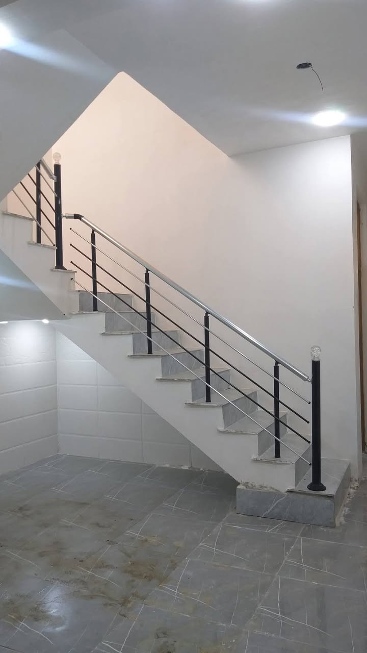 مشتمل للبيع حي حكيم شارع افران الهادي قرب كورنيش مساحه 100متر كله طابوك يتكون من غرفه نوم وصاله ومطبخ واستقبال مرقم من بلديه حديث جاهز للسكن كهرباء بوري نضام سبالت تقطير فوول مواصفات واجهه فوم وصبغ ***********واتساب أو ***********سعر
