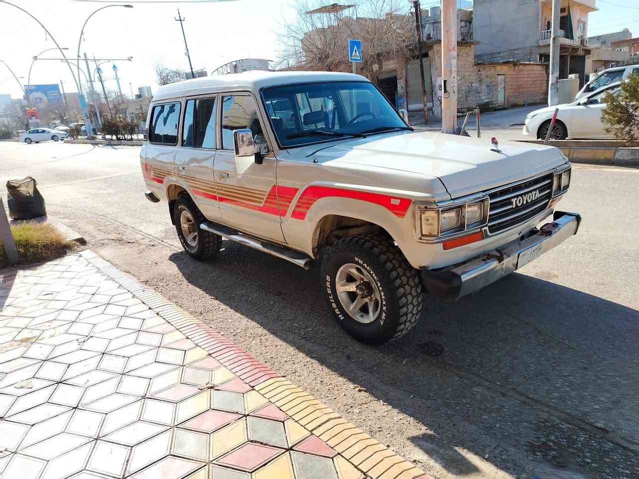 دكس ١٩٨٧ مه كينه 3Fئا رم بلا ستيك سليماني به شه رتي كير و مه كينه ده بل ئه كسل بي مه سرو ف هه مو كيجه كا ني ئيش ده كات جوا ر تا يه جه بلي 25كه لا *********** هه لبجه شه هيد ***********
