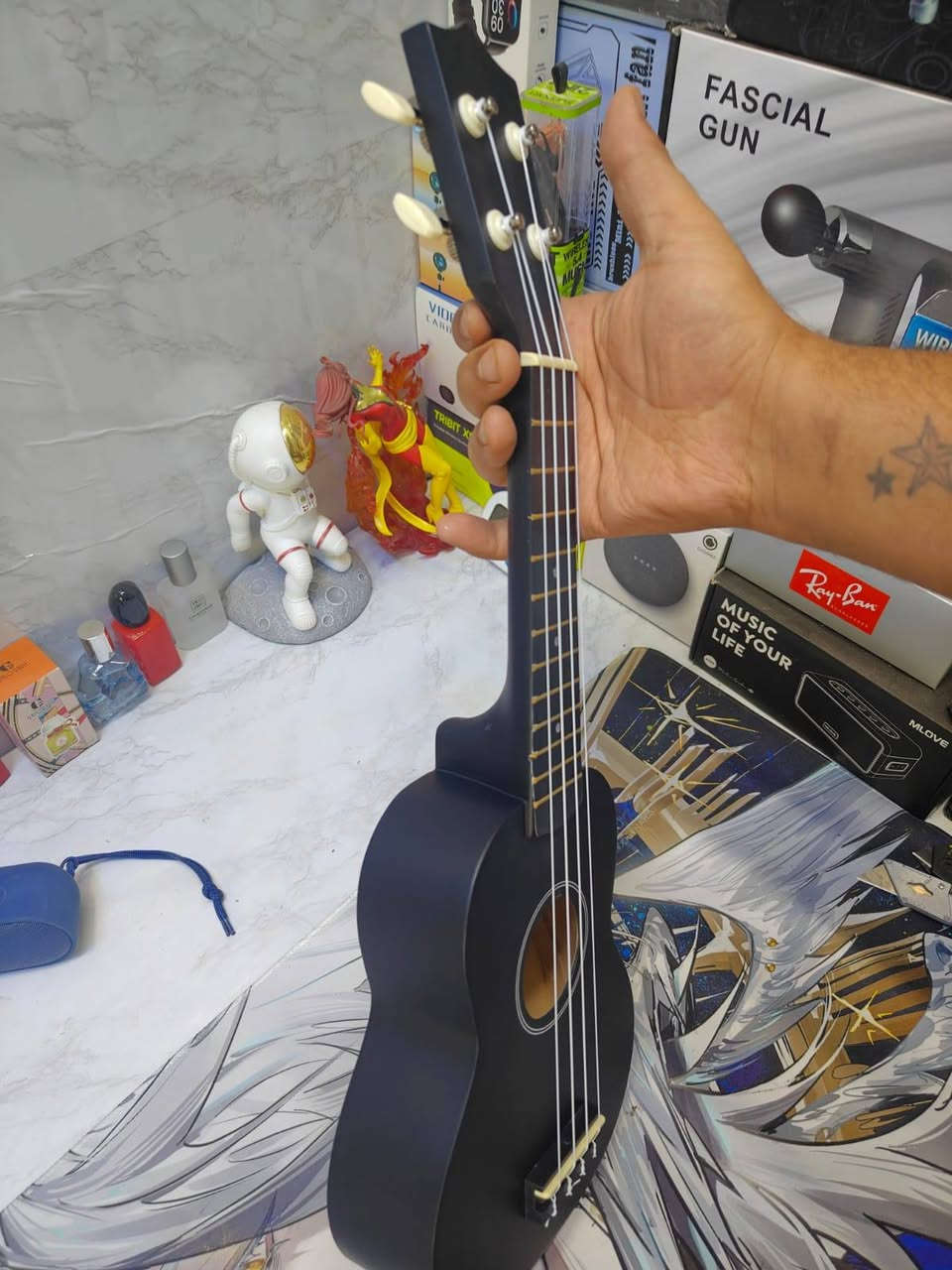 **آلة يوكوليلي (Ukulele) موسيقية للبيع**
 * **المميزات:** آلة وترية من عائلة الجيتار، التصميم باللون الأسود المطفأ (المات)، خفيفة الوزن وسهلة الحمل، نظيفة جداً وجاهزة للعزف.
 * **السعر:** 85 ألف دينار.
 * **العنوان:** ذي قار - قضاء سوق الشيوخ.
 * **التوصيل:** متوفر لكافة محافظات العراق.
للحجز يرجى المراسلة على الخاص.


**إذا كنت صاحب هذا الإعلان وتريد حذفه لأي سبب، رجاءا أرسل رسالة إلى الدعم الفني**