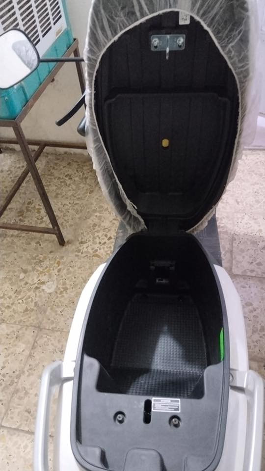 السلام عليكم، عندي دراجة AIMA تفاصيلها:
- ست بطاريات عادية (32A)
- ⁠ملف حجم 2000
- ⁠شاشة رقمية
- ⁠إشارات يمين يسار أمامي وخلفي (إشارة أم التنبيه)
- ⁠ليدات أمامية عالي وناصي
- ⁠ليدات تنبيه ضبابية خلفية
- ⁠تچوه خلفية بلادية
- ⁠مساحة تخزين كبيرة لأن البطاريات تصير جوه دوسة الرجل

ماخذها من مؤيد طيارة قبل شهر، ما طالع بيها هواي على گد شغلي (من الدورة للكرادة) الدراجة بعدها جديدة كلش حلوة وإعتمادية مابيها مصاريف وسعرها مناسب.

أني جناي دراجات نارية، أول مرة أركب كهربائي، ما عجبتني لأن مابيها صوت ولا طرب، عبالك بايسكل سريع،

أشتريتها بمليون و200 (بعدها بوصل الضمان بالملف وبالبطاريات وبالعقل 3 أشهر).

تجي تشوفها وتاخذ بيها تراي إذا عجبتك ما نختلف على السعر باليرضي الله ويرضيك.

مكان تواجد الدراجة
بالليل بالدورة
بالنهار بالكرادة

رقمي *********** موجود واتساب
