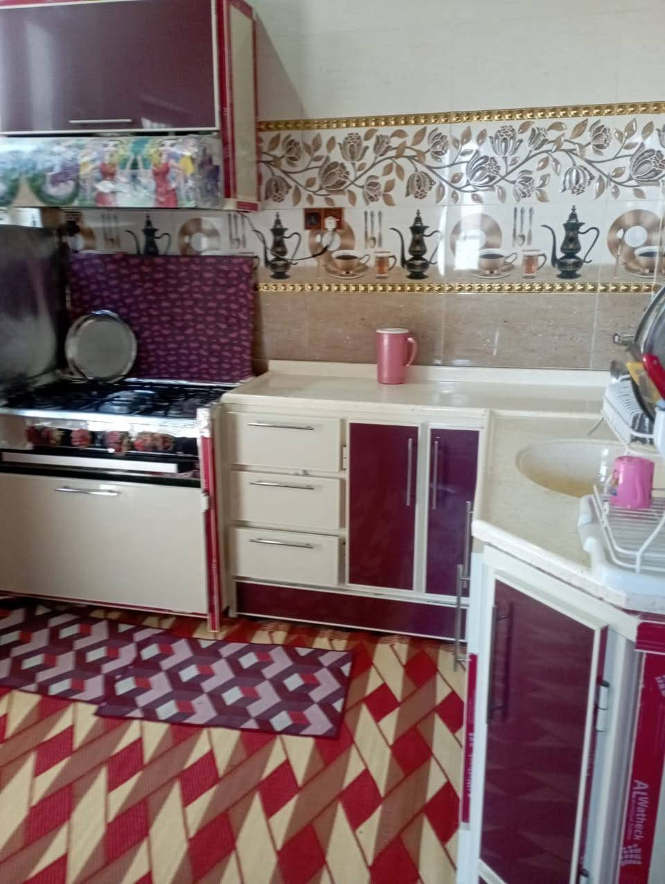 السلام عليكم دارطابوصرف للبيع مساحه325بناء200مترحديقه125طابوك جمهوري صب بناءدرجه اولى بيه غرفتين وحده6×4سويت والثانيه5×4صاله11×4مكشوفتين 3حمامات براني9×4بس بعده بدون لبخ مطبخ حار3×3والبارد6×4الغنوان الحيره حي الحسين قرب المدرسه الصيني الجديده الاتصال ***********
