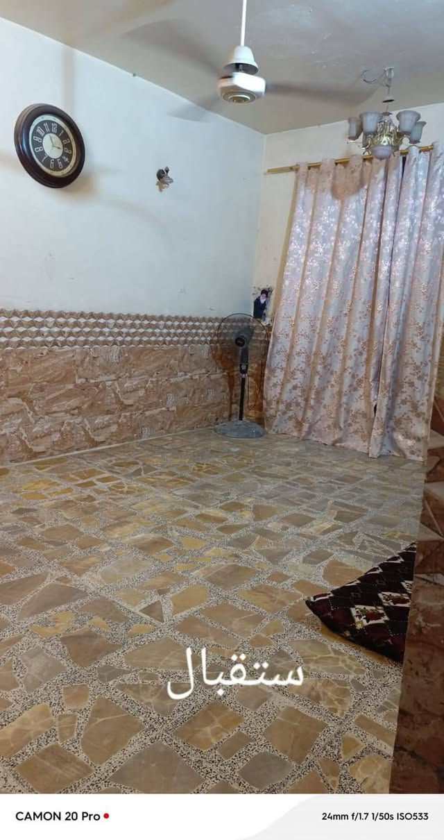 سلام عليكم بيت بلوك 100 متر طابقين ونص للبيع يحتوى الطابق الاول على استقبال وغرفه نوم وصحيات ومطبخ وحولي والطابق الثاني يحتوى على 3 غرف نوم وحمام والطابق الاخير غرفه وحمام السعر 80 وبي مجال مكان شعله دوانم شارع افران الضياء قبل السجه الاستفسار اتصل رقم  ***********
