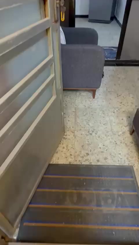 شقة ارضية مؤثثه بالدورة حي المعلمين على الشارع العام🌹🌹
 
 يحتوي على غرفتين نوم  وصالة ومطبخ وصحيات عدد 2

الايجار 750 الف وبي مجال 
للأستفسار الاتصال على الرقم ***********
