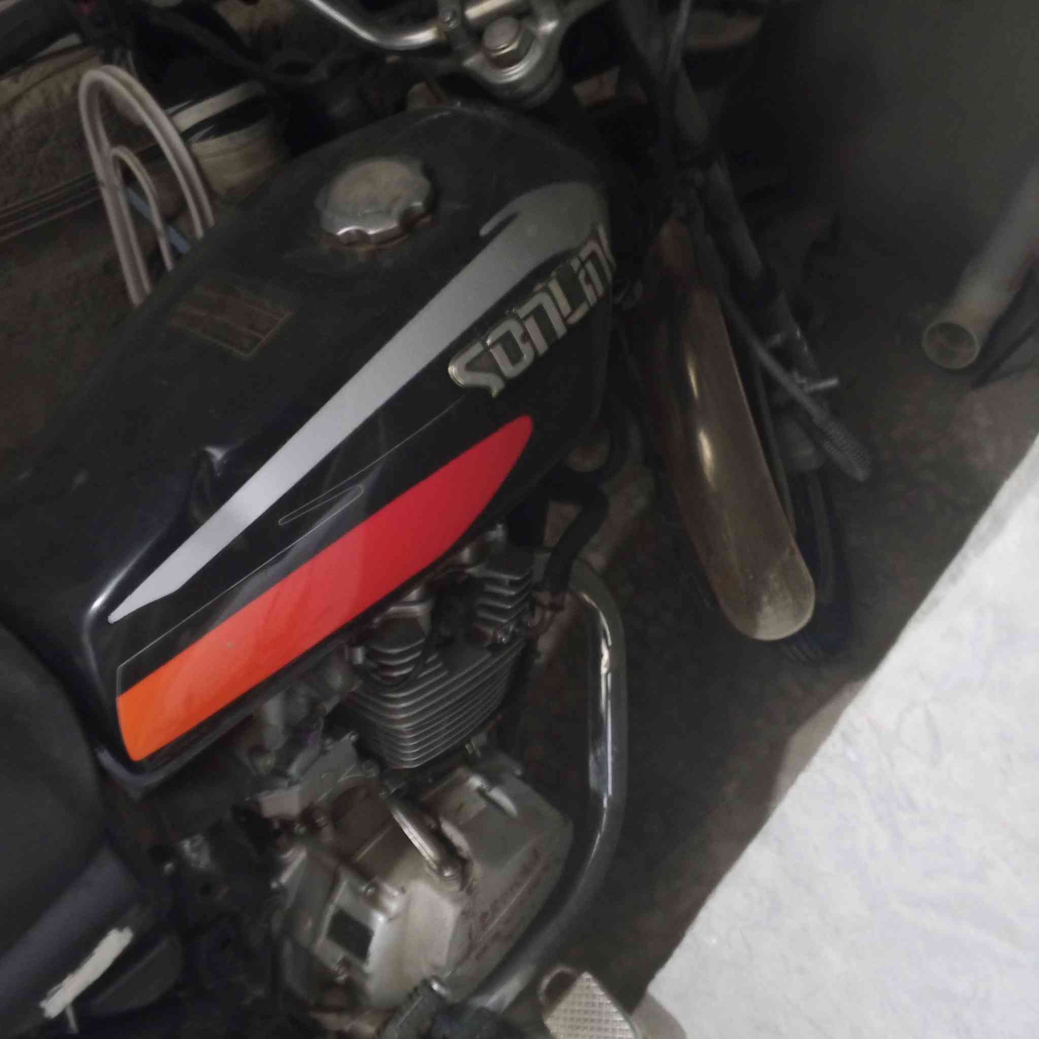 السلام عليكم شباب عندي هاي الايرانيه الخمسه كير للبيع الدراجه ما ناقصهه شي بس القبق مال محرك يرادله سلكون لئن ينكط دهن سعر 500 وبيهه مجال بسيط مكان بغداد رقم الهاتف ***********
