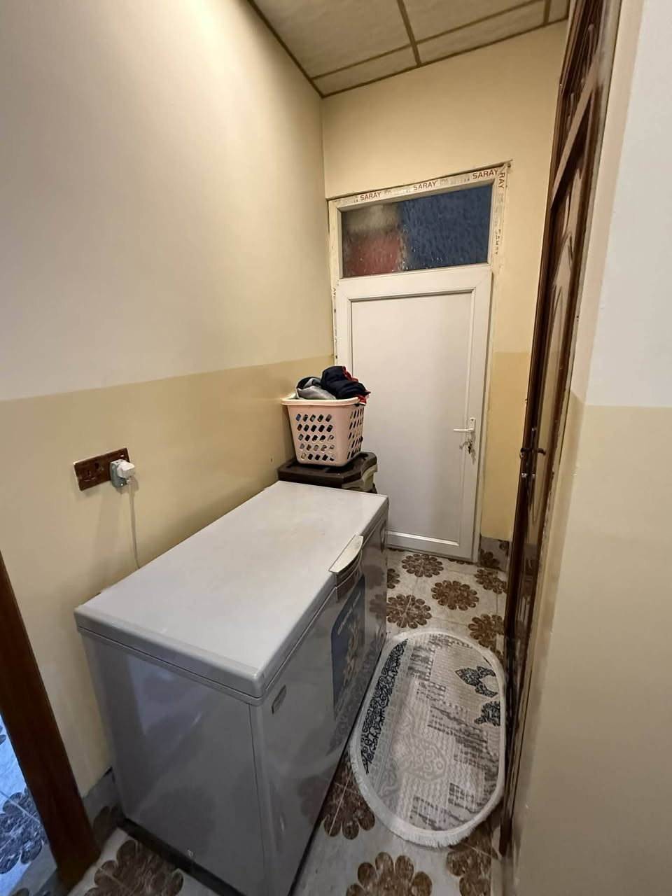 دار للبيع مساحه 100متر يتكون من غرفه نوم ومنور وحمام داخلي ومطبخ واستقبال وتواليت خارجي مع درج خارجي وغرفه سندوج پنل فوق سطح 
وكراج يسع للسياره واحده

مع خدمات كامله في المنطقه ماء وكهرباء وتبليط ورصيف بي ار تون وقريب مدرسه ابتدائيه وثانويه وقريب جامع

الموقع كركوك 16 آب قرب جسر ليلان
للتواصل أتفضل خاص 
أو اتصل على رقم ***********
