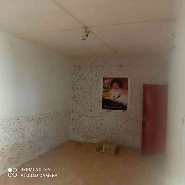 السلام عليكم دار للبيع طابو صرف بيت حر لا طلاب ولا شي مدور مباشر  مساحته 200م وجهة 10م نزله 20م مدور مباشر شارع 60  مكان حلو وخدمات فول تبليط ومجاري وكل شي متوفر يتكون بيت من براني وصاله ومطبخ و3غرف وصحيات دخليه وخارجه وكراج ومنور وحديقه اي ستفسار ع***********
