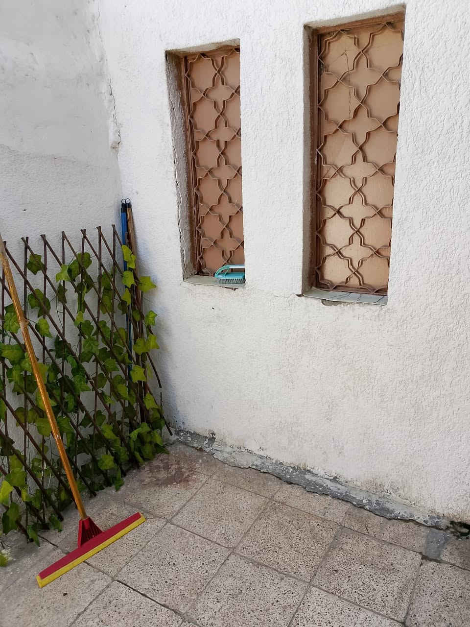 بيت للبيع في الشرطة الخامسة قرب أفران الساعدي
المساحة 80 متر

طابو صرف مفروز

ما بي أي ضرائب، ماء وكهرباء معزولات

البناء: نص عكادة ونص مسلح

يحتوي على:

طرمة – حديقة – هول – غرفتين – صحيات – مطبخ – سطح

موقع هادئ وقريب من الخدمات والأسواق، مناسب للسكن العائلي 

السعر: ١٣٠ وبي مجال 

للاستفسار اكثر  يرجى التواصل على الخاص


**إذا كنت صاحب هذا الإعلان وتريد حذفه لأي سبب، رجاءا أرسل رسالة إلى الدعم الفني**