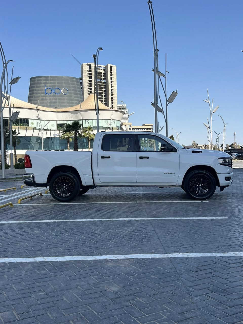 🔥 RAM 1500 موديل 2025 🔥
🚨 غير متوفر عالفيس بوك – متوفر حالياً

▪️ موديل: 2025
▪️ الوارد: أمريكي
▪️ ترقيم: شمالي
▪️ الحالة: بدون صبغ
▪️ الممشى: 15 ألف فقط
▪️ اللون: مميز جداً
▪️ البودي: قصير – باب كبير (Crew Cab)
▪️ الدفع: دبل أكسن 4×4

⚙️ المحرك:
 • 6 سلندر توين تيربو Hurricane
 • قوة تقريباً 420 حصان 🚀  ￼
 • قير أوتوماتيك 8 سرعات

✨ المواصفات:
1️⃣ شاشة كبيرة
2️⃣ كاميرا خلفية + حساسات
3️⃣ تشغيل بصمة
4️⃣ دخول ذكي
5️⃣ تحكم مقود
6️⃣ كروز كنترول
7️⃣ مصابيح LED
8️⃣ نظام ثبات إلكتروني
9️⃣ مكيف قوي
🔟 جنوط رياضية

💎 السيارة طيارة ما شاء الله – مرتبة جداً وجاهزة

💰 السعر: 325
وقابل للتفاوض بحدود المعقول

📞 للاستفسار:
***********

🔗 رابط الكروب:
https://chat.whatsapp.com/EDt5rlTuPdfCvNySuhJZE1?mode=hq2tcli
