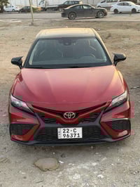 كامري 21 حادثها قطعتين خلفي خفيف جدا  ماشية 40 الف كيلو حقيقي واحسب بع...