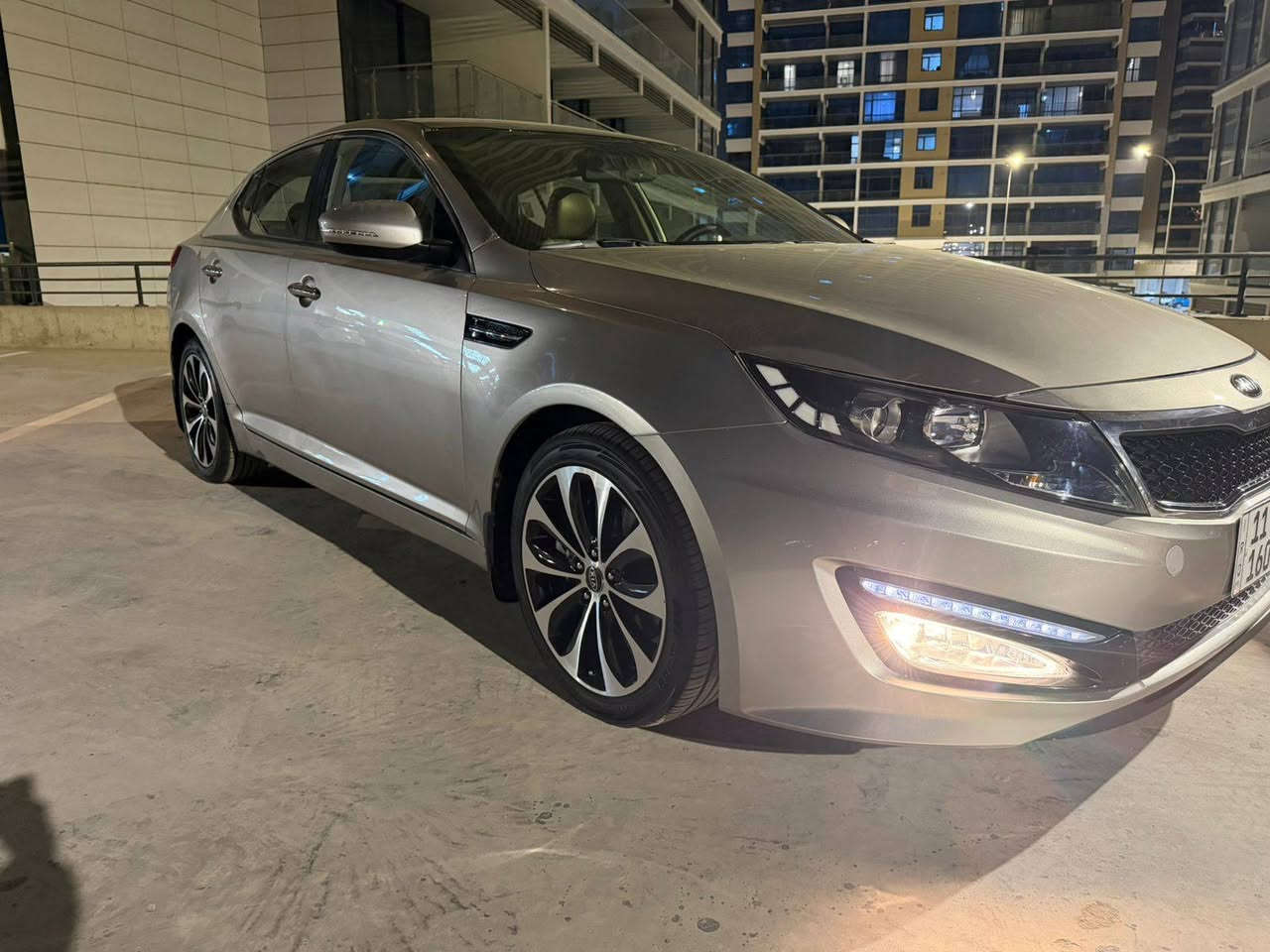 السلام عليكم: كيا أوبتيما 2014 خليجي لون شمباني ماشيه 104 الف ( بيهه چاملغ صبغ/ وبالقماره مشيول من الصبغ اثر تغليف فابلون ويابس ومن شالو انشال من الصبغ / وبيهه بارد) السياره كامله مابيهه اي نقص من تايرات وصدر وكلشي/  مواصفات السياره/ مكينه 2400/ بصمه/ كامره/ حساسات/ كراسي جلد / وباقي المواصفات معروفه / السعر المطلوب 137 ورقه وبيهه مجال للاستفسار على الرقم *********** / مكان السياره المنصور بوابه العراق
