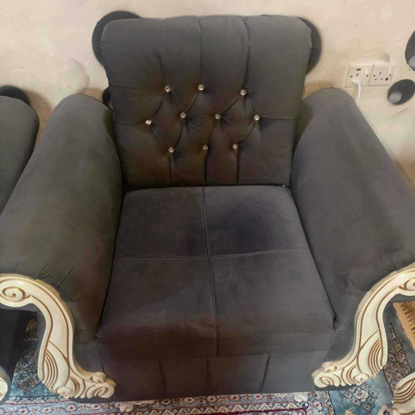 تخم تركي خشب درجه اولى وقماش اصلي 
متكون من ١٠ مقاعد 💺 
نظيف مابي ضرر او كسر 🪵 
يوجد ضرر بسيط بقنفه وحده ع مقعد واحد شويه نازل 
بيع محتاج سعره ٣٢٥وبي مجال 
العنوان الحريه دور نواب الضباط قرب جامع العباس واخيه الحسين المحمودية, بابل


**إذا كنت صاحب هذا الإعلان وتريد حذفه لأي سبب، رجاءا أرسل رسالة إلى الدعم الفني**