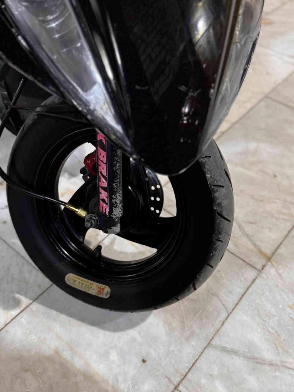 السلام عليكم 
دراجه ماكس مظلع ياباني للبيع 
مكفوله الدراجه ما مفتوحه المكينه بلاد بس بيه خيط تدخين قليل كلش تخم تاير كلجات الاصلي سلف 55 كفرات البلاديه موجوده ابيض 
الدراجه ختم واحد وي المكينه 
للستفسار وتساب ***********
