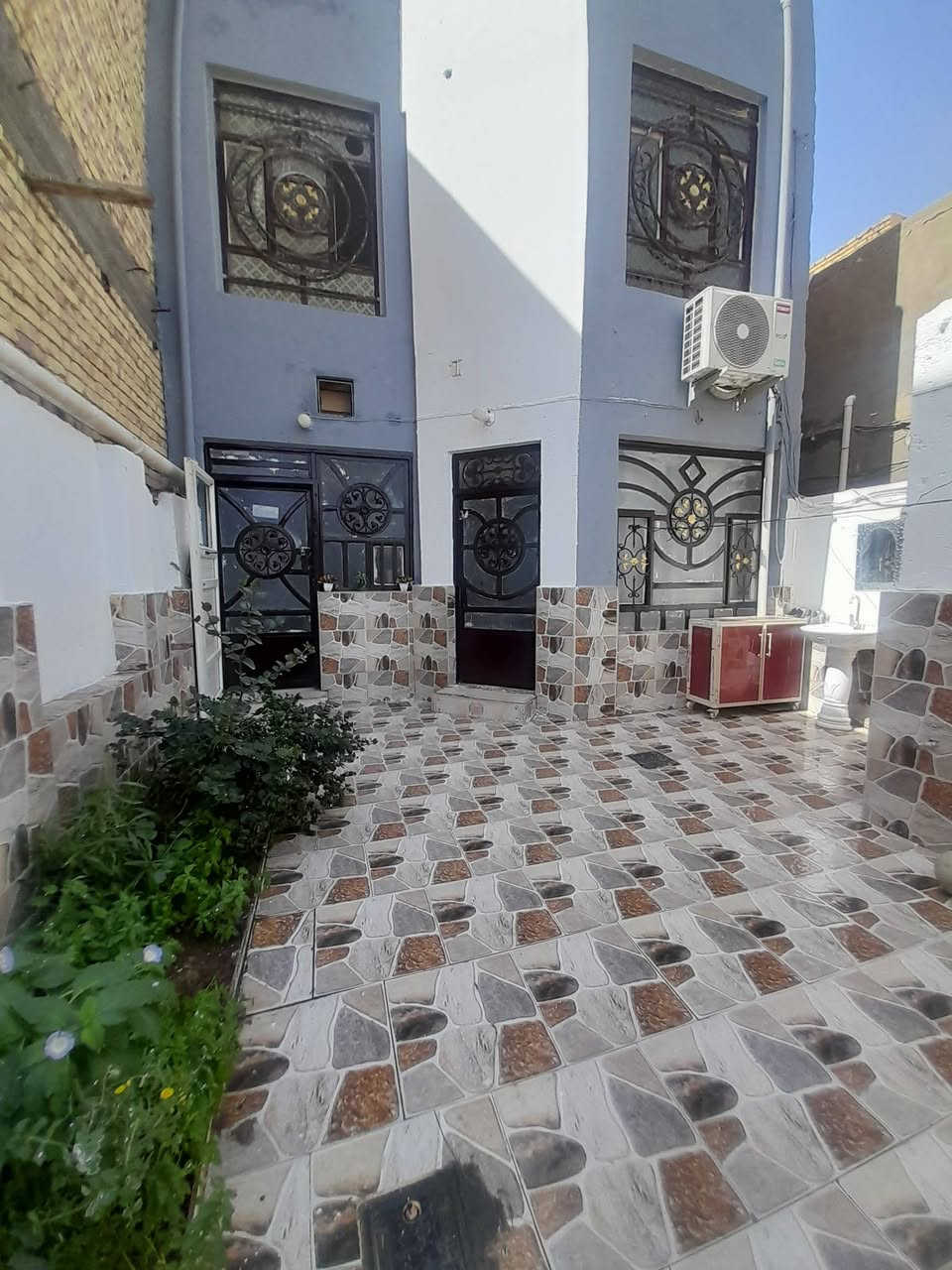 دار للبيع في حي الحضارة ١٢٠ م طابقين عكادة مقابيل منتزه خلف هايبر الريان 
استقبال صالة مطبخ وغرفة وحمامات داخلية وخارجية الطابق الثاني غرفتين كبار وغرفة صغيرة وصالة للإستفسار ***********
