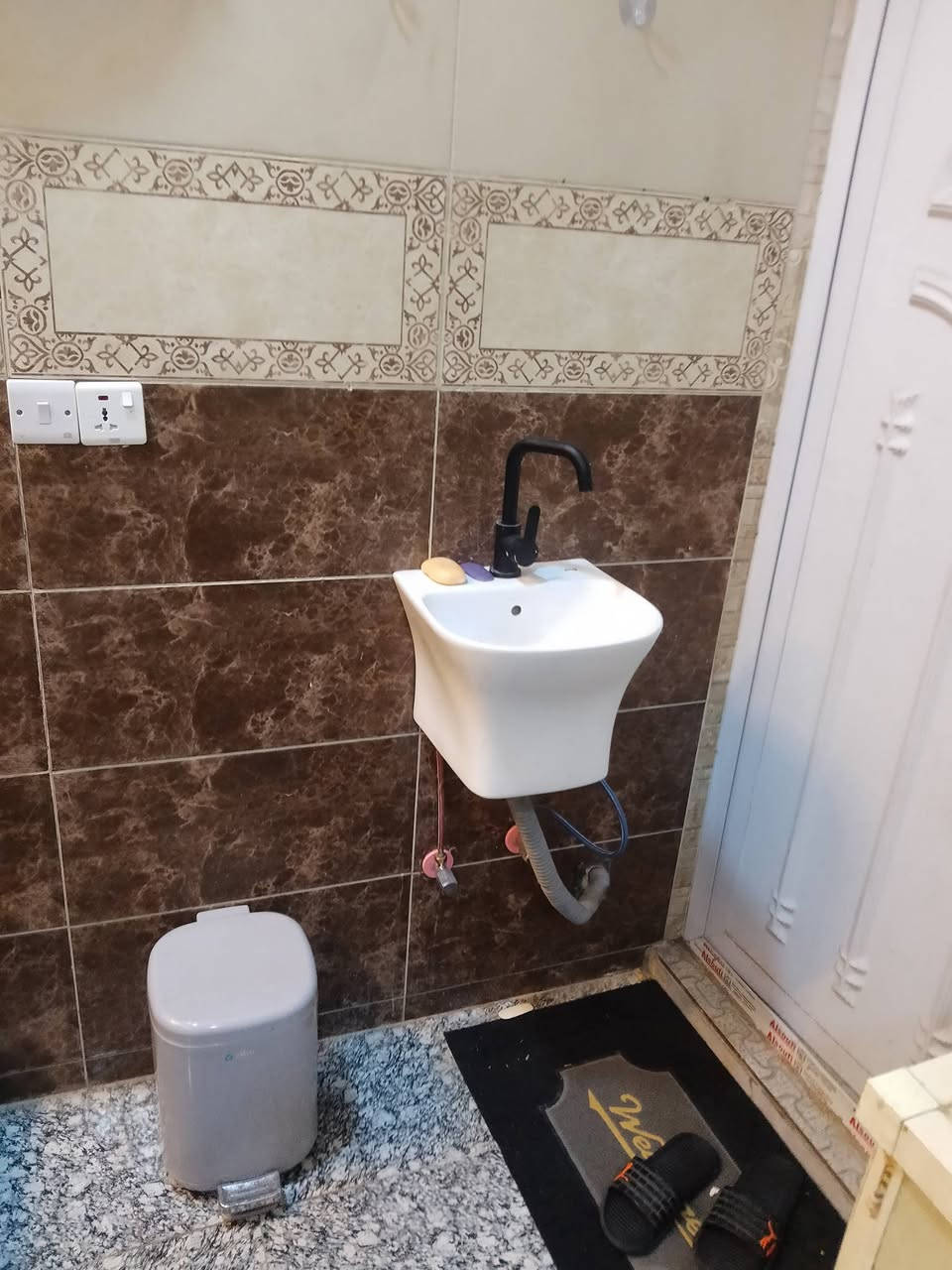 يعلن مكتب الباش الشمري للعقار والمحاماة عن توفر 
دار للبيع مساحة 40 متر. بناء حديث يحتوي على استقبال ومطبخ وخدمات  ومنور طابق ثاني غرفتين. طابق  ثالث بيتونة وسطح العنوان بغداد الجديدة. شارع المسبح قرب معهد  المعلمات للاستفسار مراسلة واتساب اوتصال ***********
