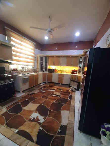 بيت تجاري 250 متر طابو صرف حله حي الرضا طابقين يتكون من كراج حديقه زغيره استقبال مطبخ هول كبير10 متر  كلدور غرفتين نوم مجمعات صحيه داخل وخارج
طابق ثاني هول كبير غرفتين نوم كبار مجمعات صحيه 
السعر المطلوب 400 وبي مجال اتصال عالارقام *********** اسيا
اثير ***********
