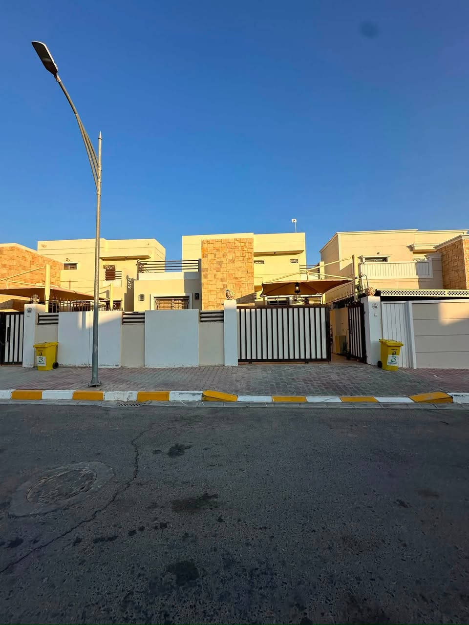 دار للبيع   (مجمع بيتي السكني)
سعر مناسب  جداً
 زون الاول قرب السايدين
مغير بل كامل 
مسدد بل كامل 
مساحة 220 متر. 
يحتوي الدار على 
3 غرف نوم 
استقبال  اكبر
صالة وسطية  اكبر 
كراج للسيارة + حديقة   

تغيرات داخل الدار 
للاستفسار الاتصال على رقم 
***********
