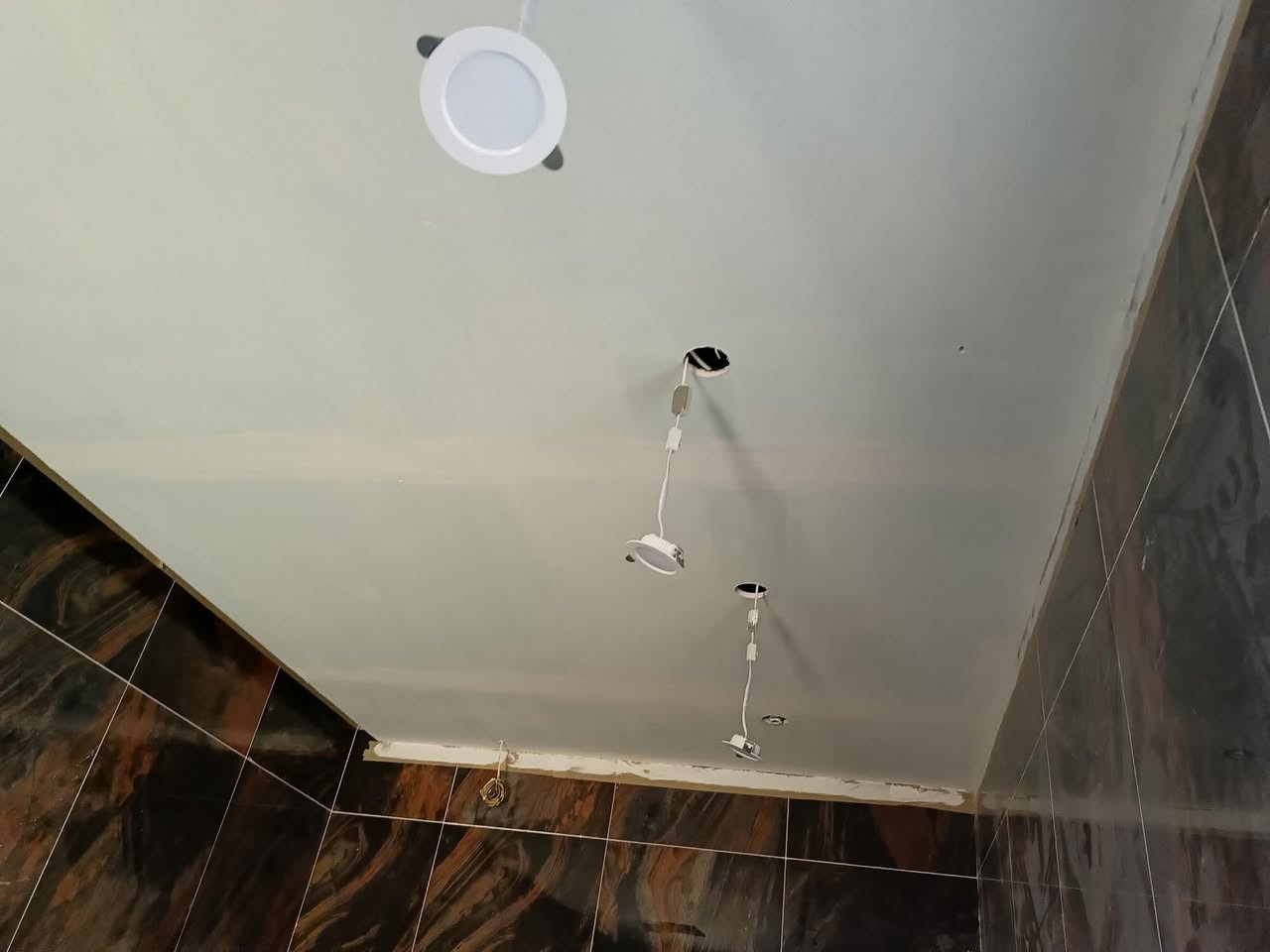 السلام عليكم صباغ متفرغ اشتغل جميع أنواع الاصباغ داخلي خارجي
و جميع نواع الديكور سقوف ثانوية تغليف جدران بديل الرخام بديل الخشب شيبورد بديل الحجر جبس بورد 
 مكاني بغداد شعله ***********
