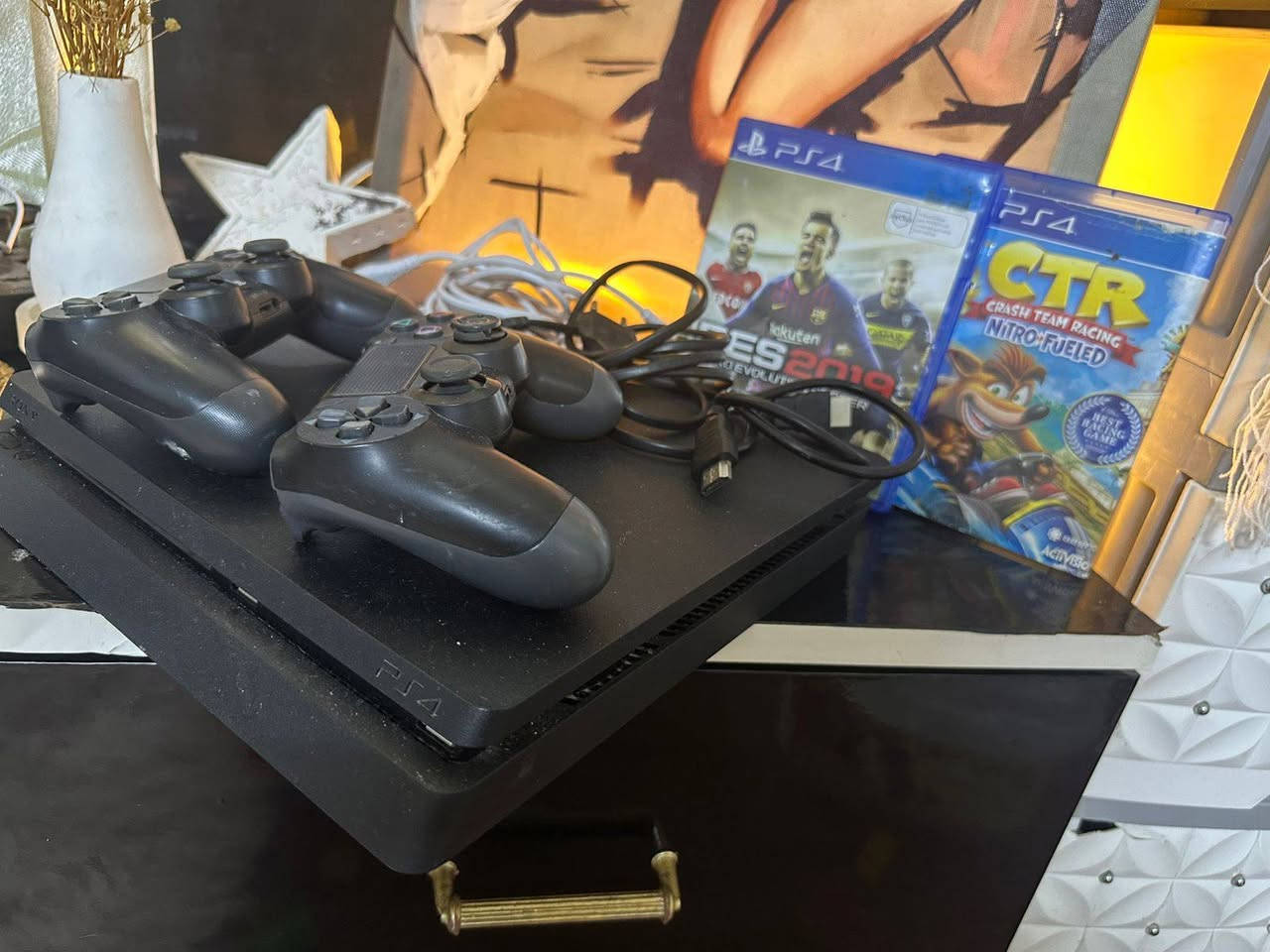 🎮 للبيع بلايستيشن 4 سلم (PS4 Slim) 🎮
جهاز نظيف وشغال ممتاز جداً

السعر: 300 ألف وبـيه مجال  🔥

المواصفات: • PlayStation 4 Slim

• ذاكرة: 1TB

• يد تحكم أصلية DualShock 4 🎮

• دبل جوستك شغال

• يدعم جميع الألعاب أونلاين وأوفلاين

• واي فاي + بلوتوث مدمج

• يدعم HDR وجودة عالية Full HD

• هادئ واستهلاكه للكهرباء قليل

• مع اقراص Peace + Crash +Battlefield+Little Nightmares

الملحقات: 
✅ سلك كهرباء

✅ سلك HDMI

✅ سلك شحن لليد

✅ الجهاز كامل جاهز للعب مباشرة

الجهاز مرتب وما بي أي مشاكل والحمدلله

لليشترون فقط مراسلة خاص 📩

مكاني الجوادين


**إذا كنت صاحب هذا الإعلان وتريد حذفه لأي سبب، رجاءا أرسل رسالة إلى الدعم الفني**