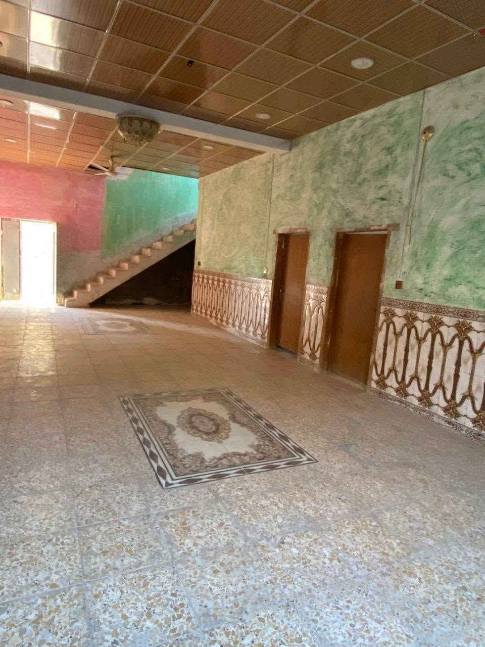 بيت طابو  زراعي   300متر قرب متنزه جنات الكوفة شارع الزوار بالفرع الفرع يخرج على شارع الموز صب كونكريت بناء طابوق  بي محلات 2 غرفتين وصالة ومطبخ وصحيات عدد 2 طارمه جبيره  سيراميك وكاشي سند 25 مرقّم بلدية البيت فارغ  ***********
