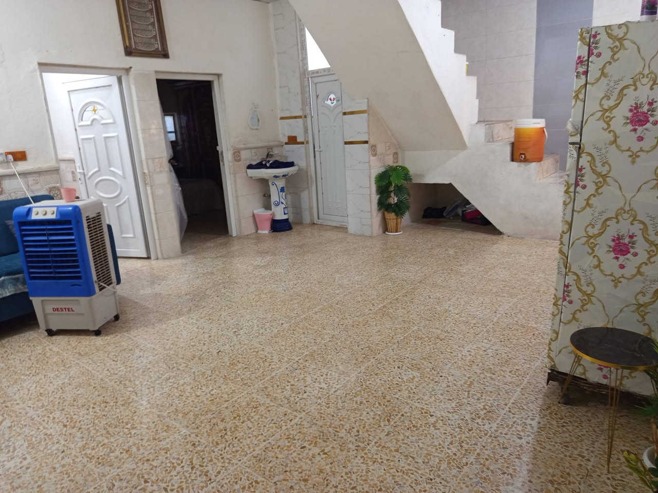 دار للبيع 150م طابو زراعي سند 25 مكاتبه ووكاله منطقة سكنية متكاملة  بناء حديث  غرفتين نوم واستقبال وصاله ومطبخ وصحيات داخليه وخارجية الثاني صاله وصحيات وبيتونه شارع عرضه  12م أرصفة ومجاري واناره وماء وكهرباء وتبليط وخط مولد بعقوبة بهزر حي القادسيه قرب اسواق سنبله السعر 100 مليون وبي مجال للشراي تفاصيل اكثر داخل الفيديو للاستفسار خاص او ***********

