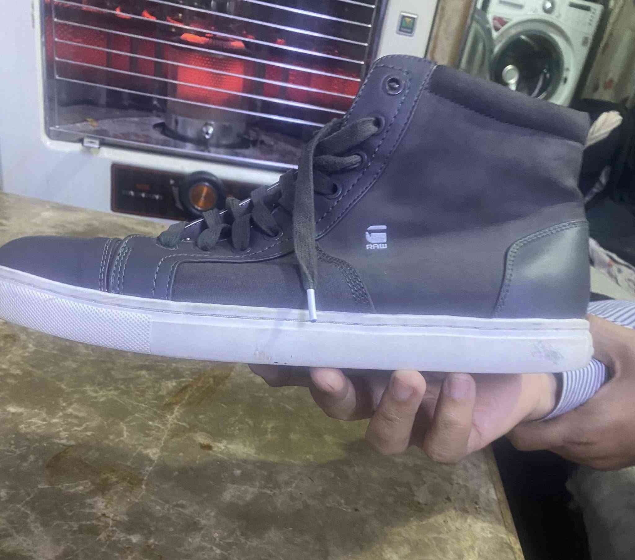 حذاء (جي ستار) باله نظيف جداً قياس (45) نوع الجلد شامو السعر 85 المكان البنوك لا يوجد توصيل  رقم الهاتف ***********
