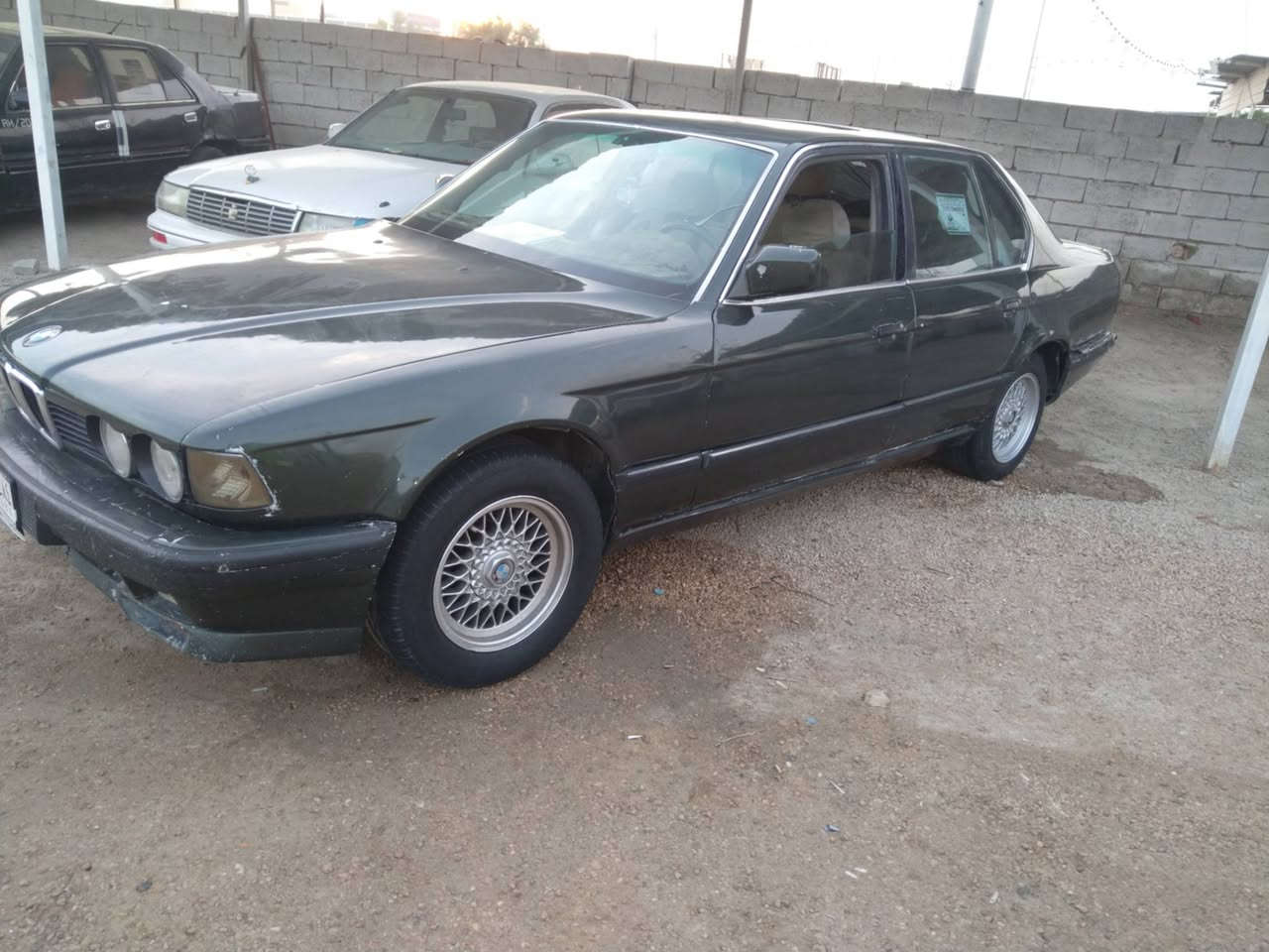 بيءم دبليو حجم 735
موديل 88
رقم انبار سنويه مجدده تحويل مباشر 
لون زيتوني 
كير عادي محرك حلو
تخم تاير ويل كب 
صدر حلو 
لايت زنون 
كهربائيات شغاله 
سياره يرادلها ترتيب بسيط 
العنوان الرمادي ال سبعه كيلو للاستفسار هاتف ***********
