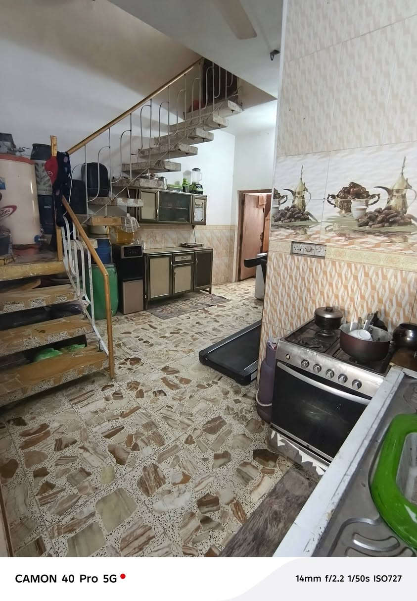 السلام عليكم بيت لبيع مساحته 100متر طابق واحد نضيف بناء حديث وعالي عن الشارع وخلف التجاري موقع السكلات يتكون من كراج ومدخلين البيت استقبال وحولي ومنور وحمام وتواليت خارجي وغرفه نوم وترك خارجي بيت نضيف ومرتب السعر 50وبي مجال لشراي انشاء الله ***********
