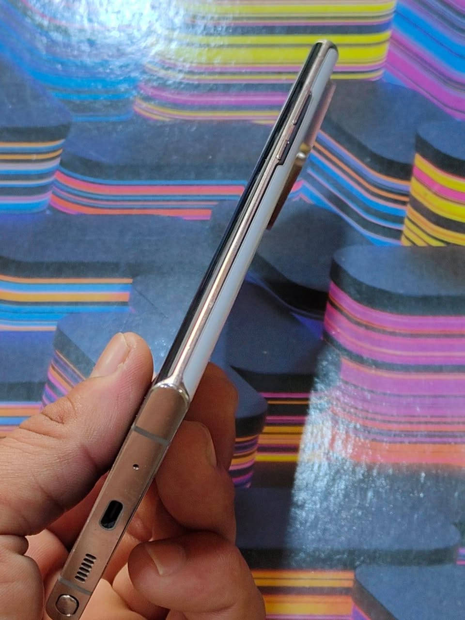 للمراوس فقط نوت 20 الترا 5G
ذاكره 256 
شرق اوسط خطيه 
ويا بس شاحنه اصليه 
وفقط مبدل ضهر اصلي البقيه مكفول شعندك موبايل مراوس دز صوره وتساب 
***********
