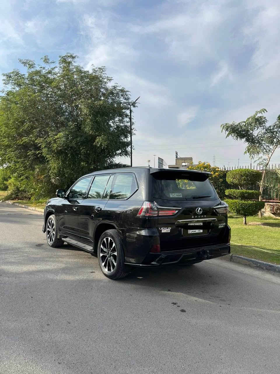 السلام عليكم لكزز كورو 2021 فووول بيبان شفط ومعروفه مواصفات الكورو جديده جدا ماشيه 72 الف كيلو مكفوله من الضربه والصبغ بيها باب السايق امبدل نفس اللون اثر شخط وبيها pdr قليل جدا بالجاملغ الخلفي رقم بغداد باسمي وسعرها 84500$ وبيها مجال جدا بسيط للاتصال *********** بغداد, العراق
