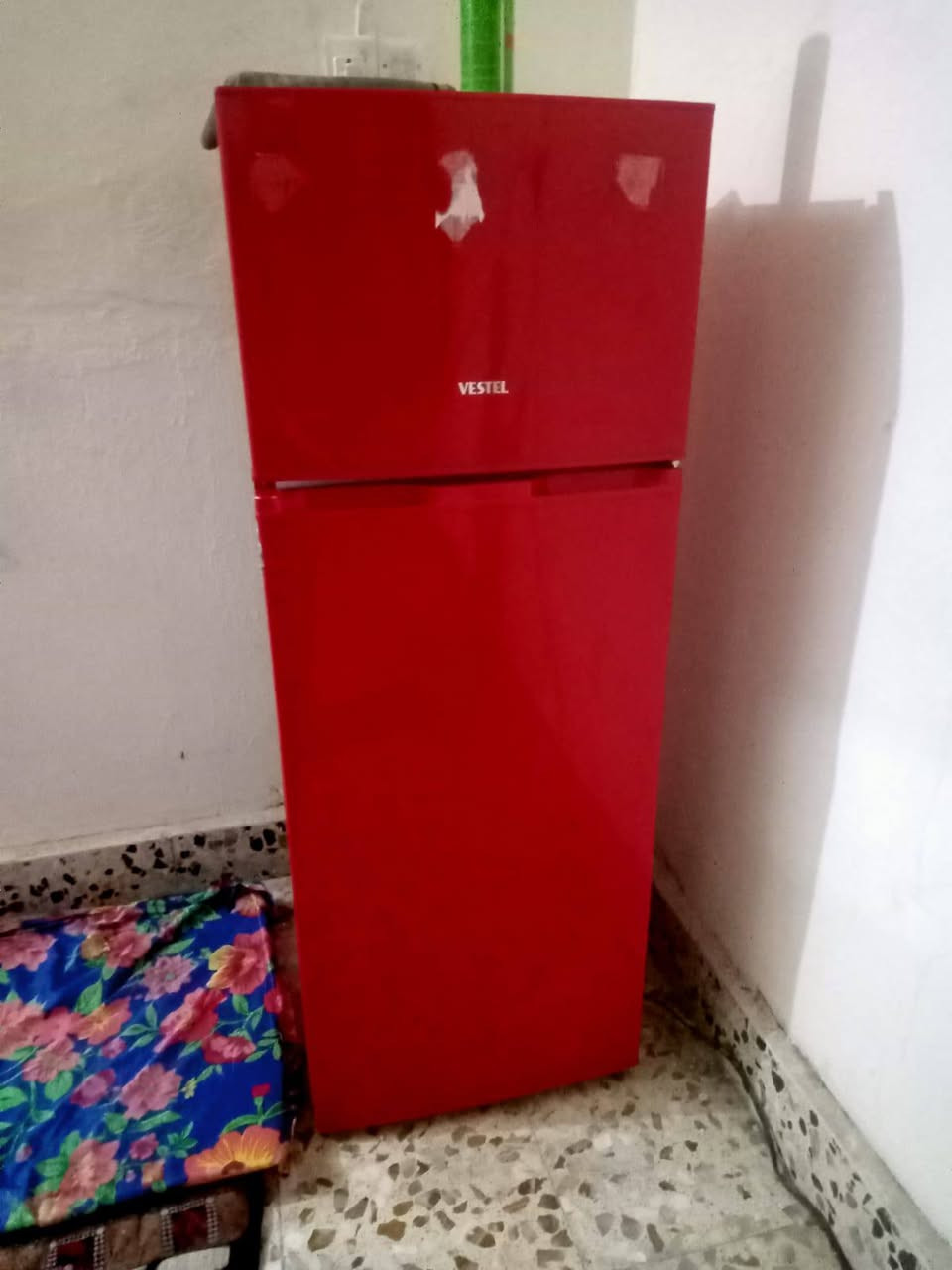 اغراض منزليه للبيع ثلاجه نضيفه كلش مداخله تصليح ابد معه غنينه غاز و طباخ ابو لعينين معه ترمز مي حجم وسط 
***********
