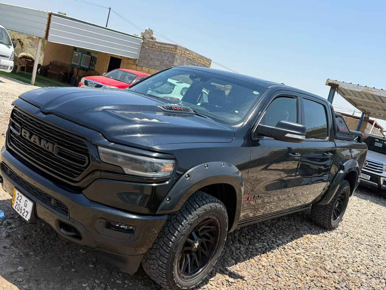 رام 1500 Limited موديل 2022، فوووول
ضررها جاملغ ايمن امامي بدون دواخل مبدل نفسه 
 من أفخم فئات رام، وتجمع بين القوة والفخامة. فيما يلي أبرز مواصفاتها:

المحرك والأداء

* محرك HEMI V8 سعة 5.7 لتر مع نظام eTorque (هايبرد خفيف).
* القوة: 395 حصان.
* عزم الدوران: 556 نيوتن.م (410 رطل-قدم).
* ناقل حركة أوتوماتيكي 8 سرعات.
* دفع خلفي أو رباعي حسب الفئة والتجهيز.
* قدرة سحب تصل إلى 11,470 رطلاً (حوالي 5,200 كغ).  

التجهيزات الخارجية

* مصابيح LED أمامية وخلفية.
   *   قياس 22 إنش تاير جبلي .
* نظام تعليق هوائي ( جكات ) قابل لتعديل الارتفاع.

المقصورة الداخلية

* مقاعد جلد فاخر مع تدفئة وتبريد للمقاعد الأمامية.
* تدفئة للمقاعد الخلفية.
* مقاعد كهربائية مع ذاكرة للسائق.
* فتحة سقف بانورامية. 
* إضاءة داخلية محيطية فاخرة.
* نظام صوت Harman Kardon. 

التكنولوجيا

* شاشة وسطية 12 بوصة Uconnect 5.
* شاشة عدادات رقمية.
* دعم Apple CarPlay وAndroid Auto.
* شاحن لاسلكي للهاتف.
* كاميرا خلفية .
* تشغيل السيارة عن بعد.

أنظمة السلامة

* مثبت سرعة متكيف.
* نظام المحافظة على المسار.
* مراقبة النقطة العمياء.
* التحذير من الاصطدام الأمامي مع الكبح التلقائي.
* حساسات أمامية وخلفية.

الأبعاد

* عدد المقاعد: 5.
* خزان الوقود: (حوالي 120 لتراً).
* تتوفر بصندوق قصير بدي طويل المرغوب. 
* دواسات كهربائية مكان السيارة قلعة سكر /ذي قار

حادثها خفيف موجودة الصور للاستفسار ***********
