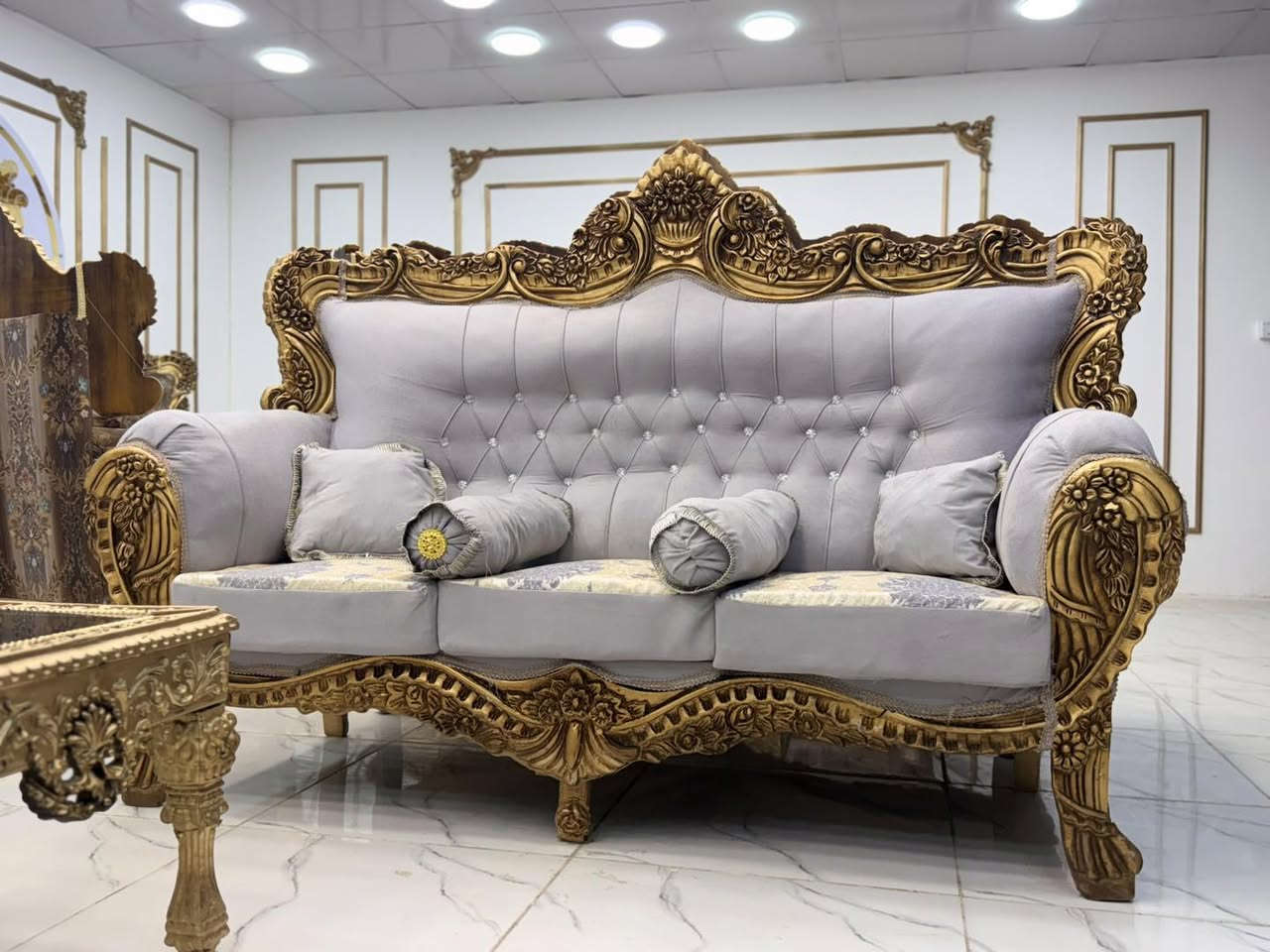 ✨ بمناسبة العيد… نقدم لكم عروض خاصة على تخم الزنجيل الملكي – الفخامة التي تستحقها بسعر 750,000 دينار فقط!

🪵 خشب جوز أصلي فاخر يتميز بالمتانة والجمال الطبيعي الذي يعكس رقي أثاث منزلك.
💺 قماش ملكي فاخر عالي الجودة يمنحك راحة لا تضاهى وتصميم أنيق يليق ببيتك في العيد.
🎁 خصومات وعروض خاصة بمناسبة العيد لفترة محدودة.
🚚 توصيل مجاني وسريع إلى باب منزلك خلال 24 ساعة فقط.
🛡️ ضمان شامل لمدة 5 سنوات على الخشب والقماش.

📍 زورونا في: دربنديخان – سليمانية
📞 للحجز والاستفسار: ‭0773 173 3234‬

🔥 عروض العيد غير!
✨ جهّز بيتك للعيد بأجمل الأثاث وأفضل الأسعار.

#عروض_العيد #أثاث_فاخر #خصومات_العيد #راحة_وفخامة #توصيل_مجاني
