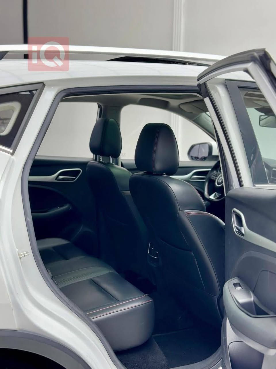 MG ZS 2020 
فوول فوول لەکژەری و پانۆراما 
بێ بۆیاخ و تەنها یەک پەڵە سارد 
٦٠ هەزار کیلۆمەتر ڕۆشتووە 
گێر و مەکینە نەکراوەتەوە بە شەرت  
دوو جووت تایەی سفری لەسەرە
کامل سێرڤس 
سەنەوی ٤/٢١ بەسەرئەچێت
شوێن سلێمانی
بۆ پەیوەندی و واتسئەپ *********** السليمانية, العراق
