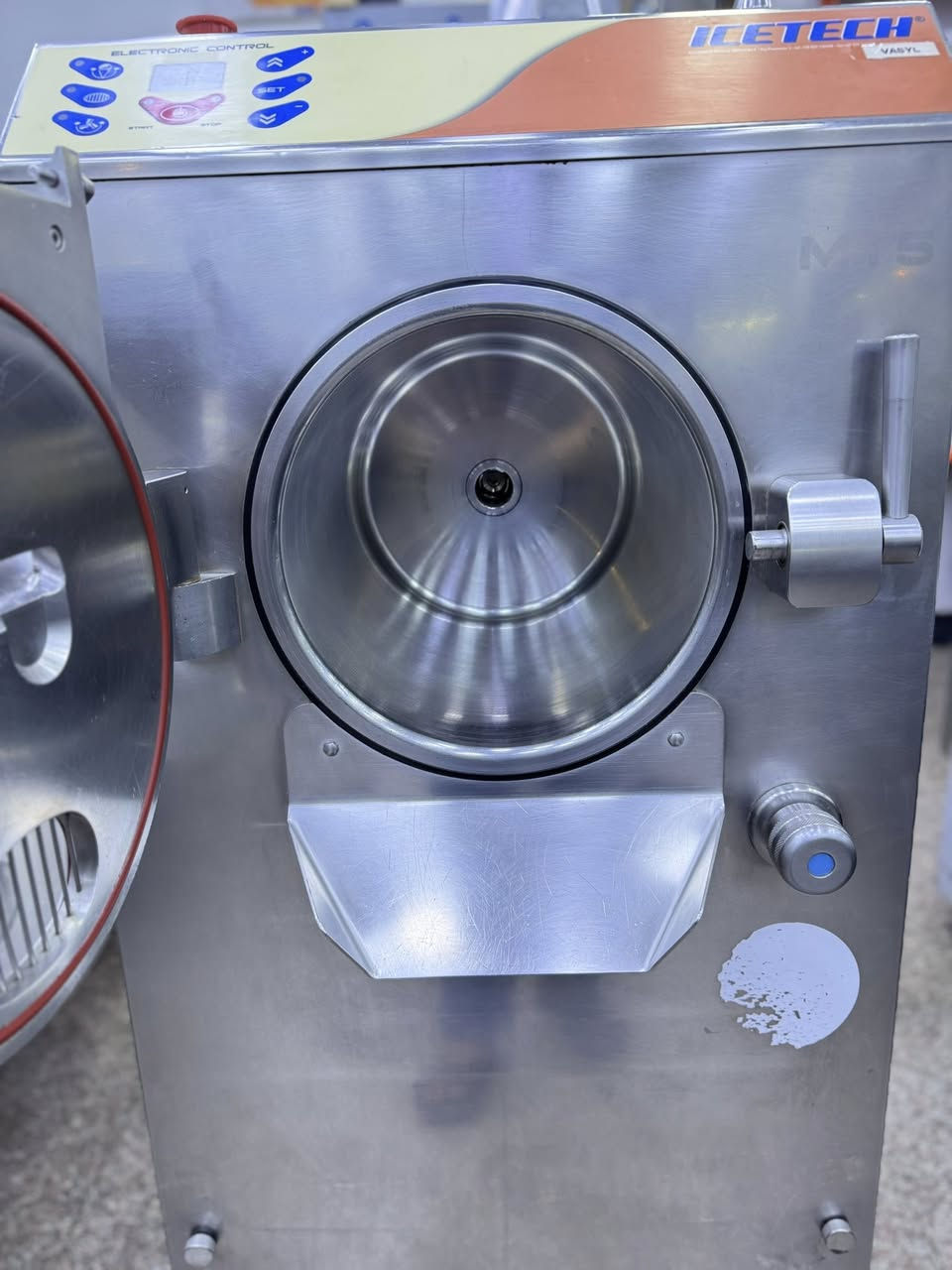 #معرض #الايطالي

إنتاجيه Ds  آيس تيك أيطاليا 🇮🇹

10 كيلوو 

موديل حديث 

مستخدم قليل  

نضيف جدآ 

كلشي بيه بلادي على وضع الشركة 

مستخدم خارج العراق 

تبريد ماء 

3 فيز

السعر والتفاصيل مراسله الصفحة 

اؤ الأتصال هـ *********** 

العنوآن بصره 

#سيدحسين
