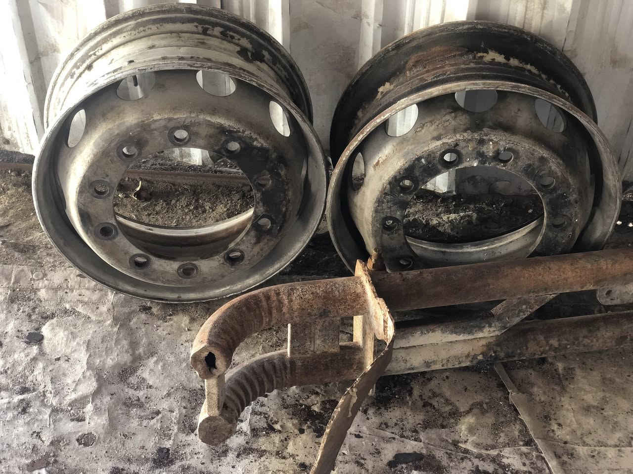 اسلام عليكم عندي ويلات عد3
تايرات عد 2 البيع مكان بغداد الغزاليه 
انتصل على رقم او واتس اب 
***********
***********
